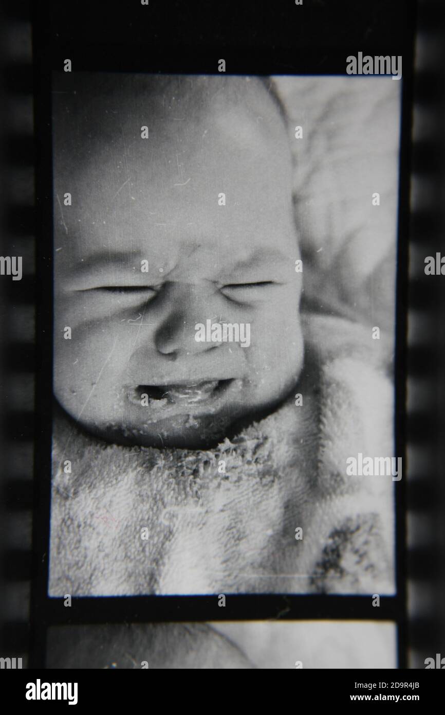 Feine 70er Jahre Vintage Schwarz-Weiß-Fotografie von einem niedlichen Baby, das nicht will, um ihr Essen zu essen. Stockfoto