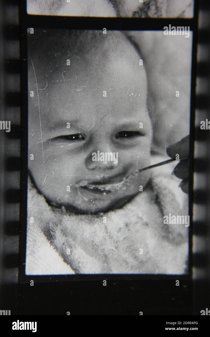 Feine 70er Jahre Vintage Schwarz-Weiß-Fotografie von einem niedlichen Baby, das nicht will, um ihr Essen zu essen. Stockfoto