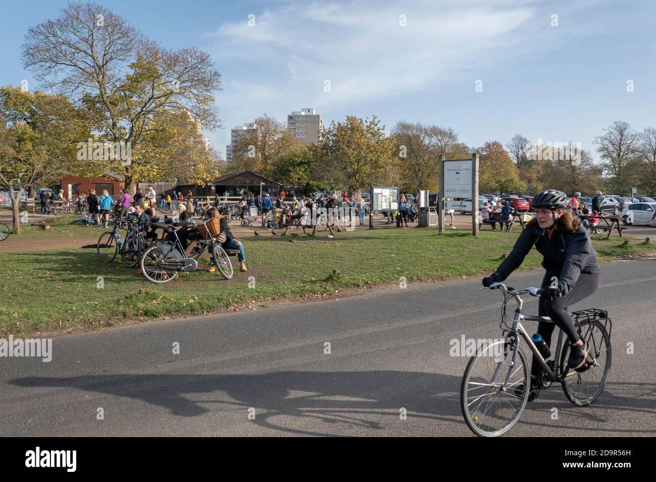 Richmond Park, London, England. November 2020. Richmond Park am ersten Wochenende der zweiten Sperre, die derzeit in ganz Großbritannien verhängt wird, ist mit Radfahrern und Spaziergängern beschäftigt. (Foto von Sam Mellish / Alamy Live News) Stockfoto