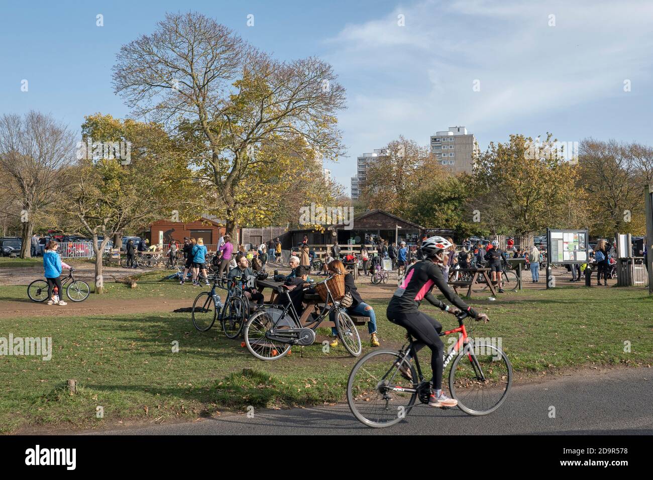 Richmond Park, London, England. November 2020. Richmond Park am ersten Wochenende der zweiten Sperre, die derzeit in ganz Großbritannien verhängt wird, ist mit Radfahrern und Spaziergängern beschäftigt. (Foto von Sam Mellish / Alamy Live News) Stockfoto