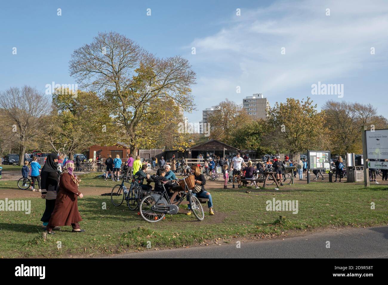 Richmond Park, London, England. November 2020. Richmond Park am ersten Wochenende der zweiten Sperre, die durch Großbritannien verhängt wird, ist mit Radfahrern und Spaziergängern beschäftigt. (Foto von Sam Mellish / Alamy Live News) Stockfoto