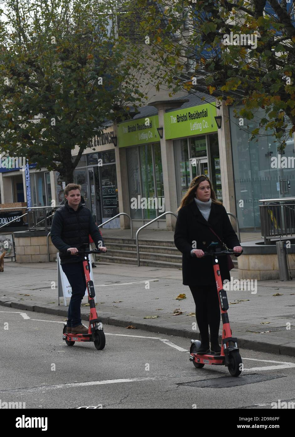 Bristol, Großbritannien. November 2020. Straßen von Bristol sind 0n Versuch einer Einführung von E-Scooter, Bilder zeigen Menschen auf ihnen in und um Whiteladies Road und das Dreieck. Bild: Robert Timoney/Alamy Live News Stockfoto
