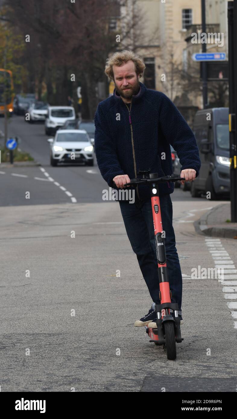 Bristol, Großbritannien. November 2020. Straßen von Bristol sind 0n Versuch einer Einführung von E-Scooter, Bilder zeigen Menschen auf ihnen in und um Whiteladies Road und das Dreieck. Bild: Robert Timoney/Alamy Live News Stockfoto