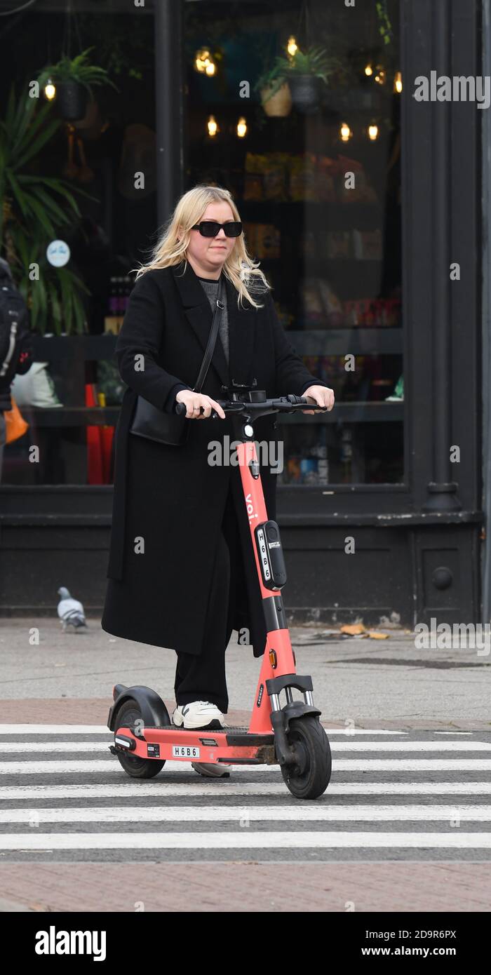 Bristol, Großbritannien. November 2020. Straßen von Bristol sind 0n Versuch einer Einführung von E-Scooter, Bilder zeigen Menschen auf ihnen in und um Whiteladies Road und das Dreieck. Bild: Robert Timoney/Alamy Live News Stockfoto