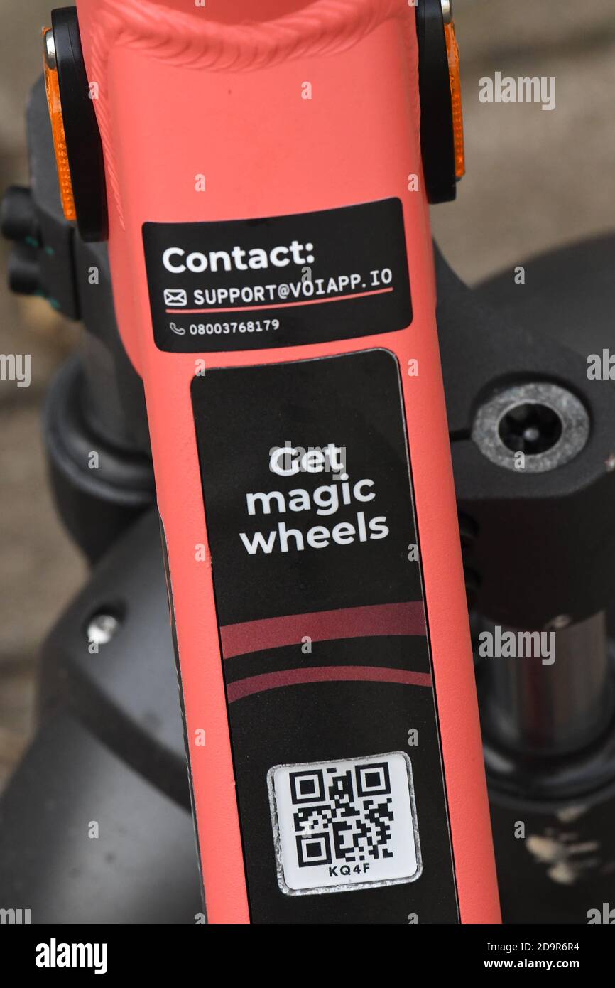 Bristol, Großbritannien. November 2020. Straßen von Bristol sind 0n Versuch einer Einführung von E-Scooter, Bilder zeigen Menschen auf ihnen in und um Whiteladies Road und das Dreieck. Bild: Robert Timoney/Alamy Live News Stockfoto