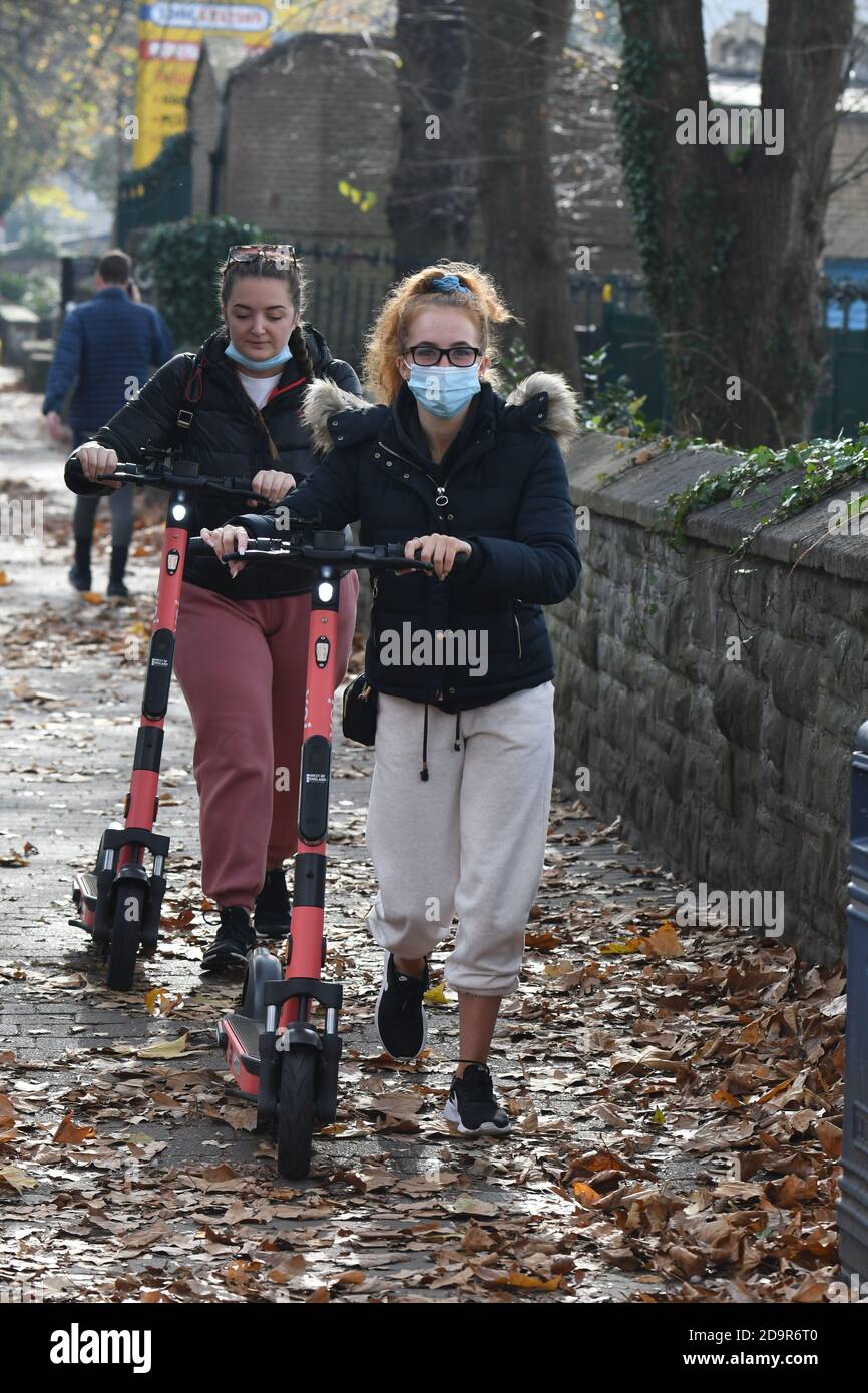 Bristol, Großbritannien. November 2020. Straßen von Bristol sind 0n Versuch einer Einführung von E-Scooter, Bilder zeigen Menschen auf ihnen in und um Whiteladies Road und das Dreieck. Bild: Robert Timoney/Alamy Live News Stockfoto
