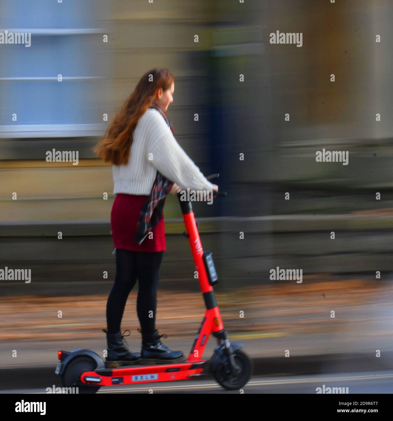 Bristol, Großbritannien. November 2020. Straßen von Bristol sind 0n Versuch einer Einführung von E-Scooter, Bilder zeigen Menschen auf ihnen in und um Whiteladies Road und das Dreieck. Bild: Robert Timoney/Alamy Live News Stockfoto