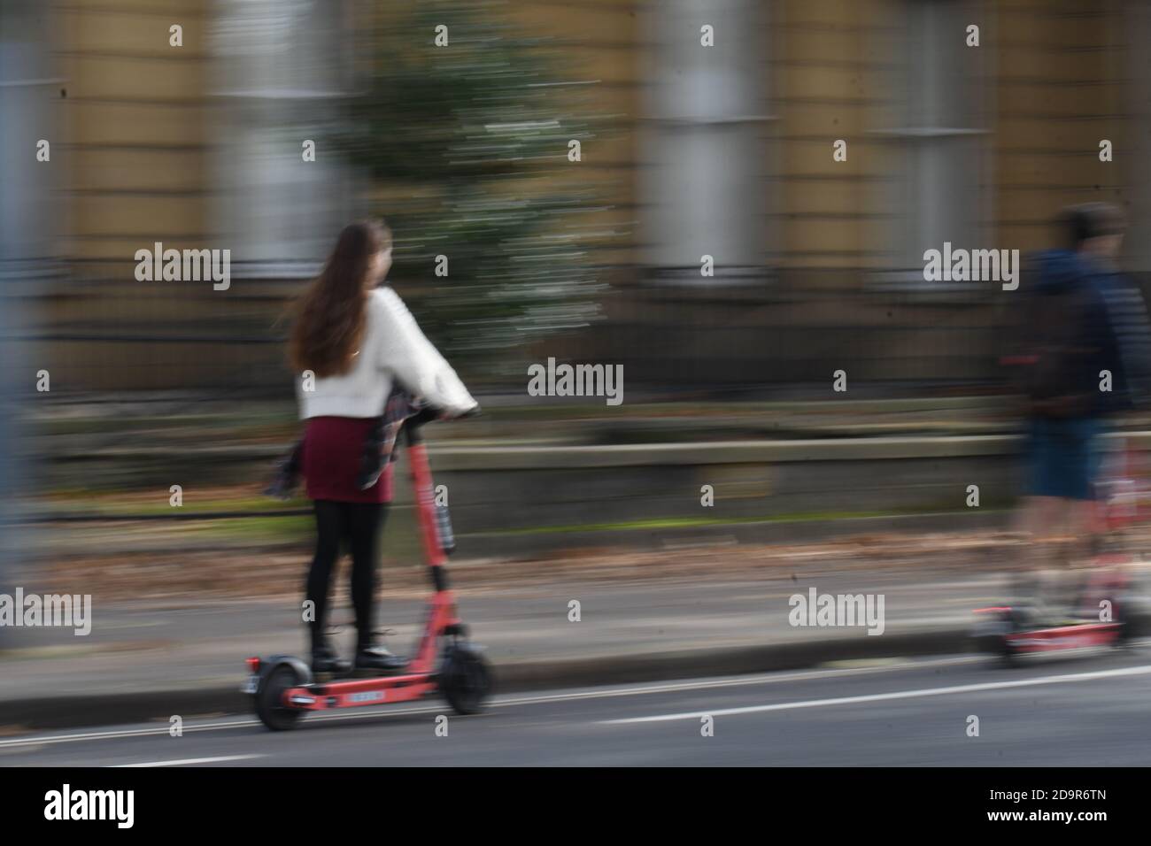 Bristol, Großbritannien. November 2020. Straßen von Bristol sind 0n Versuch einer Einführung von E-Scooter, Bilder zeigen Menschen auf ihnen in und um Whiteladies Road und das Dreieck. Bild: Robert Timoney/Alamy Live News Stockfoto