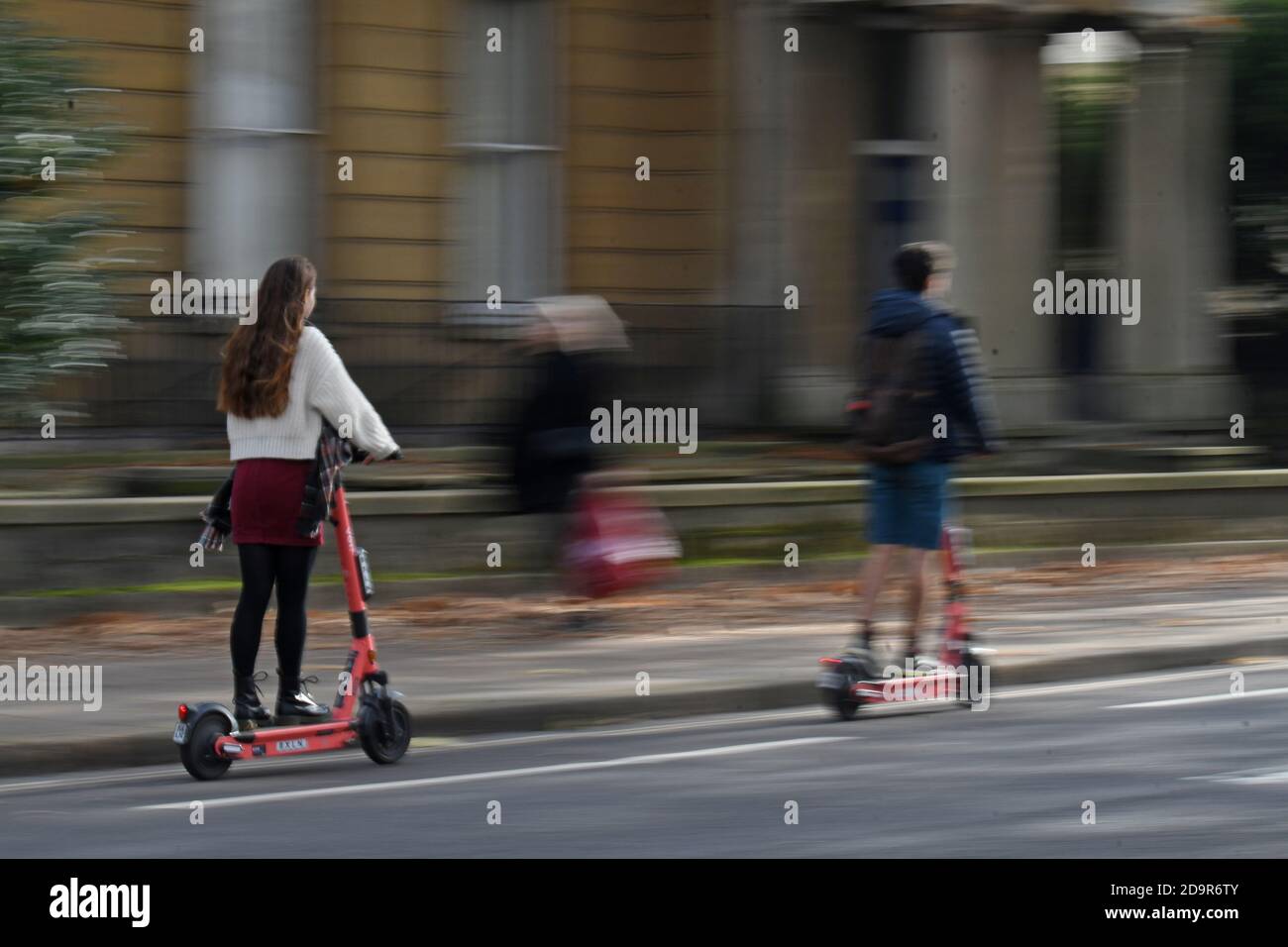 Bristol, Großbritannien. November 2020. Straßen von Bristol sind 0n Versuch einer Einführung von E-Scooter, Bilder zeigen Menschen auf ihnen in und um Whiteladies Road und das Dreieck. Bild: Robert Timoney/Alamy Live News Stockfoto