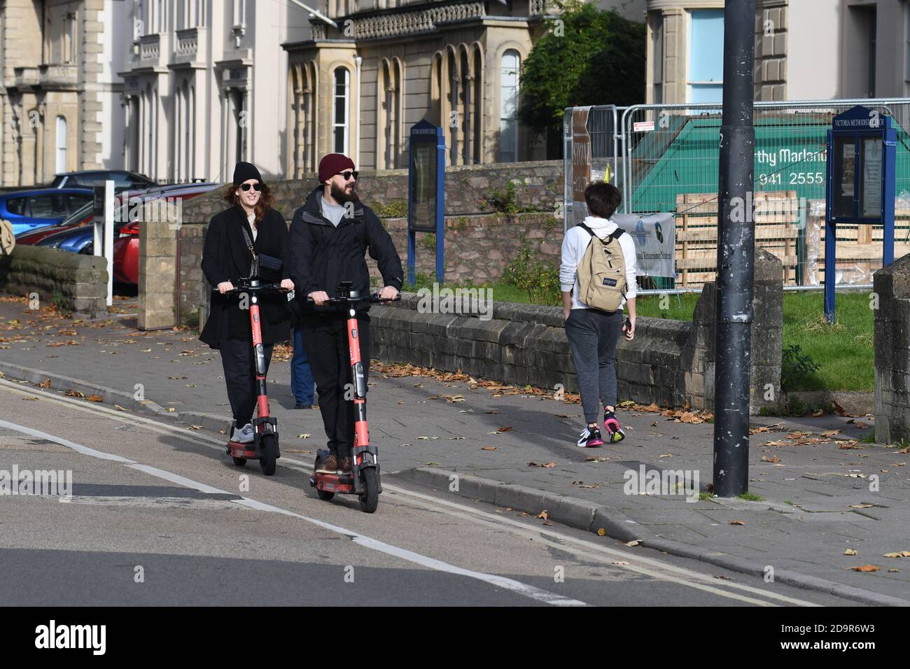 Bristol, Großbritannien. November 2020. Straßen von Bristol sind 0n Versuch einer Einführung von E-Scooter, Bilder zeigen Menschen auf ihnen in und um Whiteladies Road und das Dreieck. Bild: Robert Timoney/Alamy Live News Stockfoto