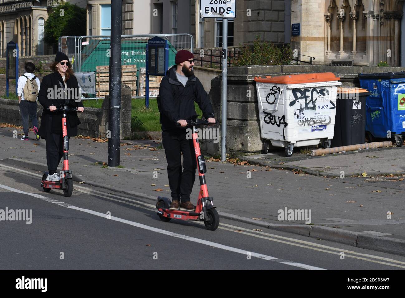 Bristol, Großbritannien. November 2020. Straßen von Bristol sind 0n Versuch einer Einführung von E-Scooter, Bilder zeigen Menschen auf ihnen in und um Whiteladies Road und das Dreieck. Bild: Robert Timoney/Alamy Live News Stockfoto