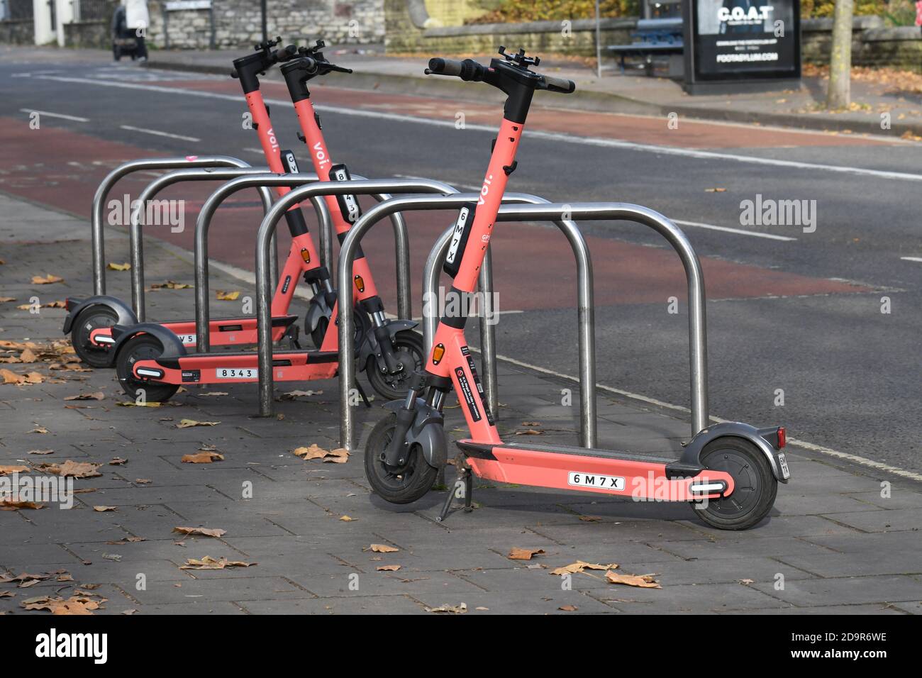 Bristol, Großbritannien. November 2020. Straßen von Bristol sind 0n Versuch einer Einführung von E-Scooter, Bilder zeigen Menschen auf ihnen in und um Whiteladies Road und das Dreieck. Bild: Robert Timoney/Alamy Live News Stockfoto
