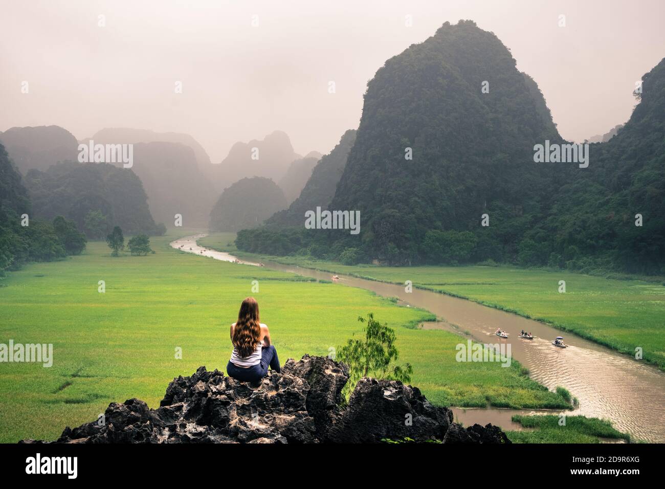 Reisfelder mit Kalksteinbergen in Tam Coc, Ninh Binh - Vietnam Stockfoto