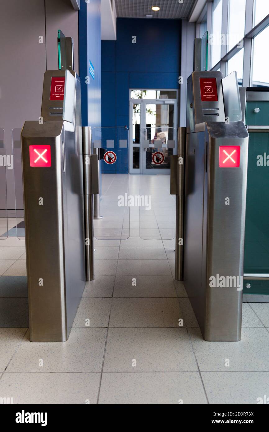 Ticket Gate im Flughafen Domodedovo ist geschlossen. Zugangstor Touch-Technologie Sicherheitssystem. Stockfoto