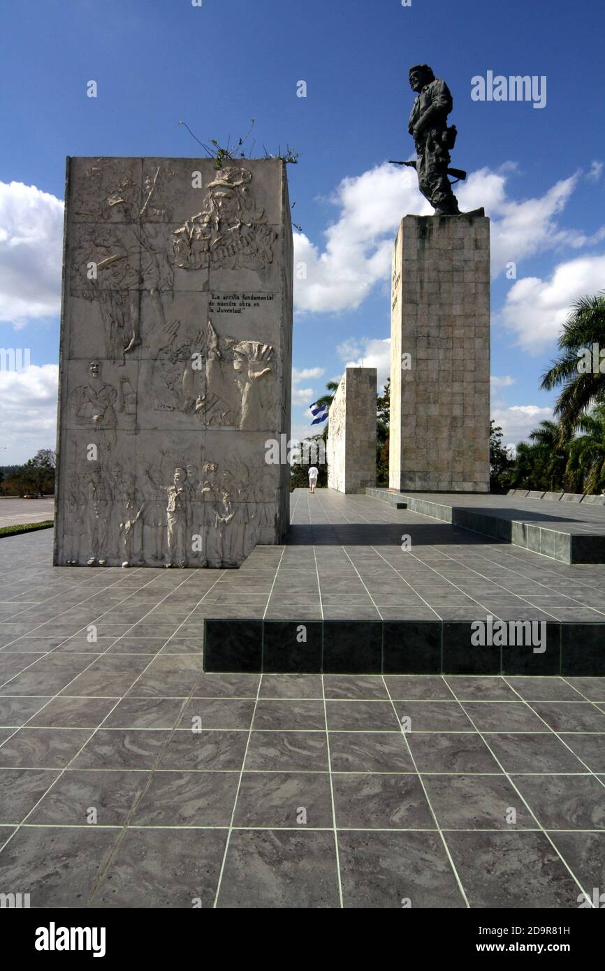 Santa Clara, Kuba. Das Che Guevara Mausoleum ist ein Denkmal in Santa Clara, Kuba, das sich auf der 'Plaza Che Guevara' befindet. Es beherbergt die Überreste des Revolutionärs Ernesto 'Che' Guevara und 29 seiner Mitstreiter, die 1967 während Guevaras Versuch, einen bewaffneten Aufstand in Bolivien anzustoßen, getötet wurden. Che Guevara ist bei diesem Denkmal eingekert Stockfoto