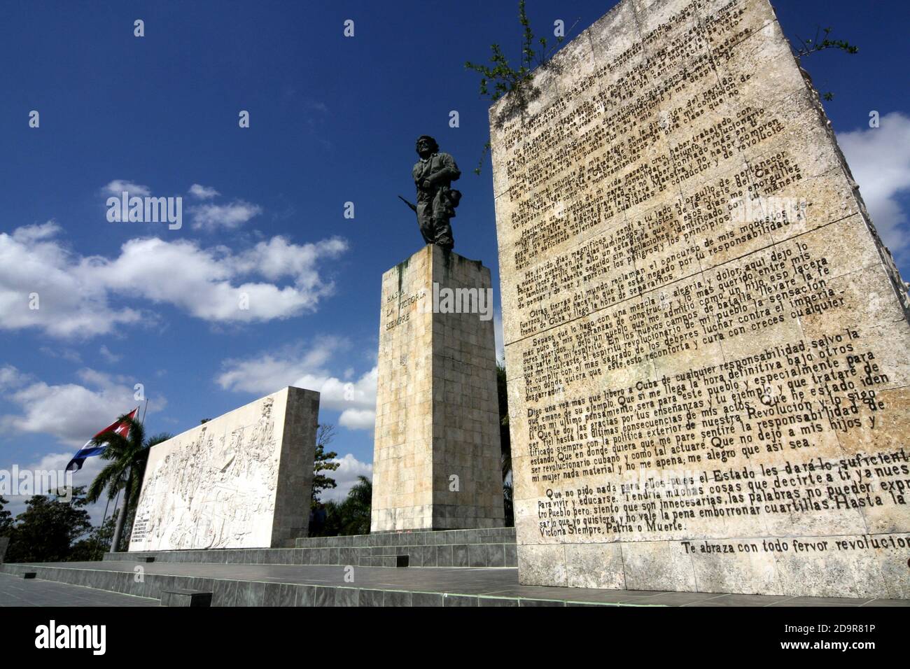 Santa Clara, Kuba. Das Che Guevara Mausoleum ist ein Denkmal in Santa Clara, Kuba, das sich auf der 'Plaza Che Guevara' befindet. Es beherbergt die Überreste des Revolutionärs Ernesto 'Che' Guevara und 29 seiner Mitstreiter, die 1967 während Guevaras Versuch, einen bewaffneten Aufstand in Bolivien anzustoßen, getötet wurden. Che Guevara ist bei diesem Denkmal eingekert Stockfoto