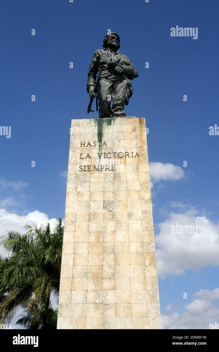 Santa Clara, Kuba. Das Che Guevara Mausoleum ist ein Denkmal in Santa Clara, Kuba, das sich auf der 'Plaza Che Guevara' befindet. Es beherbergt die Überreste des Revolutionärs Ernesto 'Che' Guevara und 29 seiner Mitstreiter, die 1967 während Guevaras Versuch, einen bewaffneten Aufstand in Bolivien anzustoßen, getötet wurden. Che Guevara ist bei diesem Denkmal eingekert Stockfoto