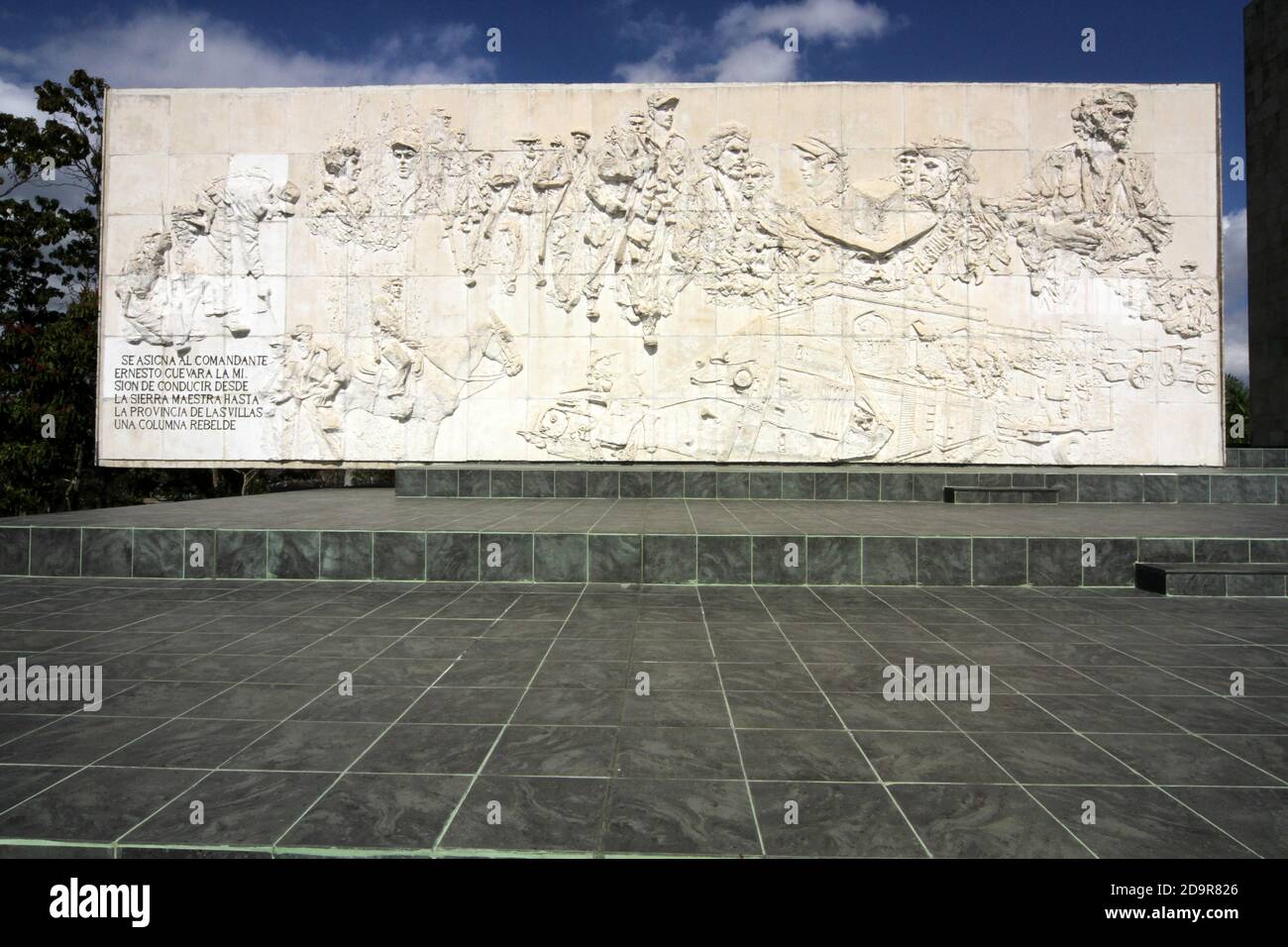 Santa Clara, Kuba. Das Che Guevara Mausoleum ist ein Denkmal in Santa Clara, Kuba, das sich auf der 'Plaza Che Guevara' befindet. Es beherbergt die Überreste des Revolutionärs Ernesto 'Che' Guevara und 29 seiner Mitstreiter, die 1967 während Guevaras Versuch, einen bewaffneten Aufstand in Bolivien anzustoßen, getötet wurden. Che Guevara ist bei diesem Denkmal eingekert Stockfoto