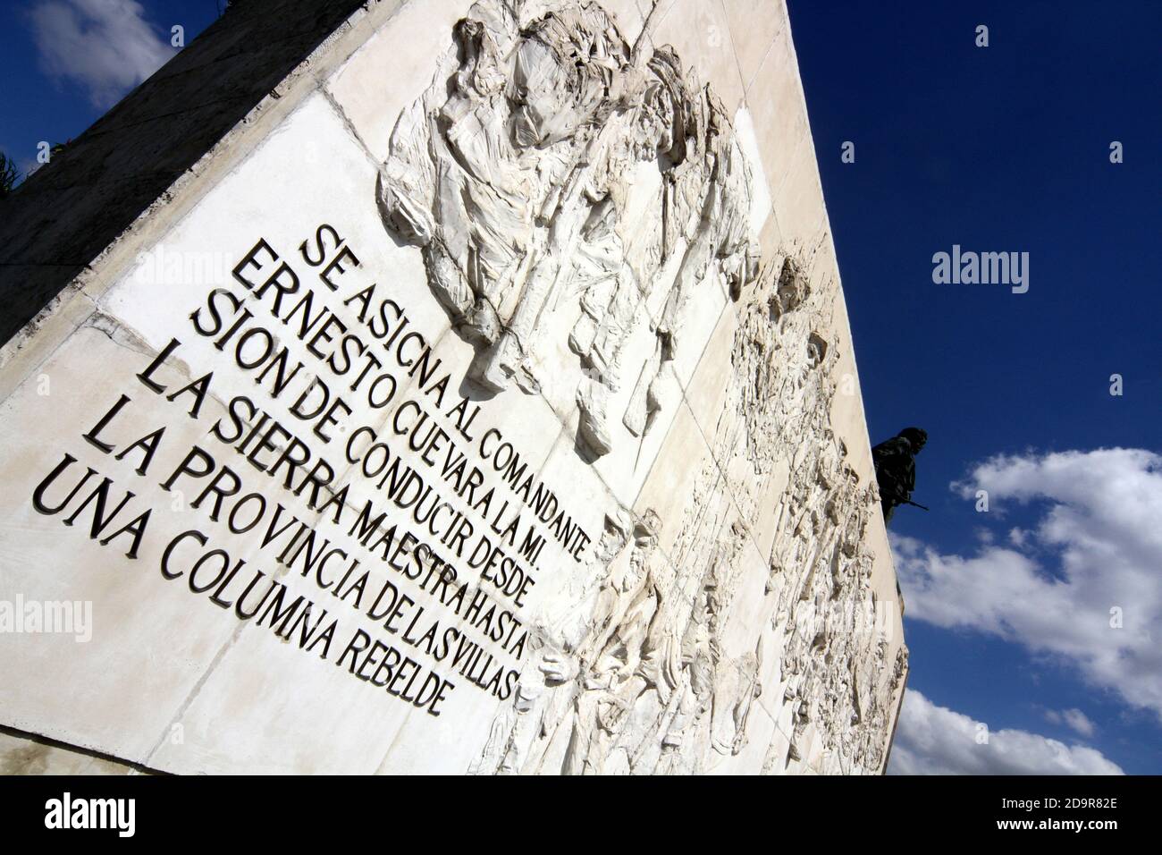 Santa Clara, Kuba. Das Che Guevara Mausoleum ist ein Denkmal in Santa Clara, Kuba, das sich auf der 'Plaza Che Guevara' befindet. Es beherbergt die Überreste des Revolutionärs Ernesto 'Che' Guevara und 29 seiner Mitstreiter, die 1967 während Guevaras Versuch, einen bewaffneten Aufstand in Bolivien anzustoßen, getötet wurden. Che Guevara ist bei diesem Denkmal eingekert Stockfoto