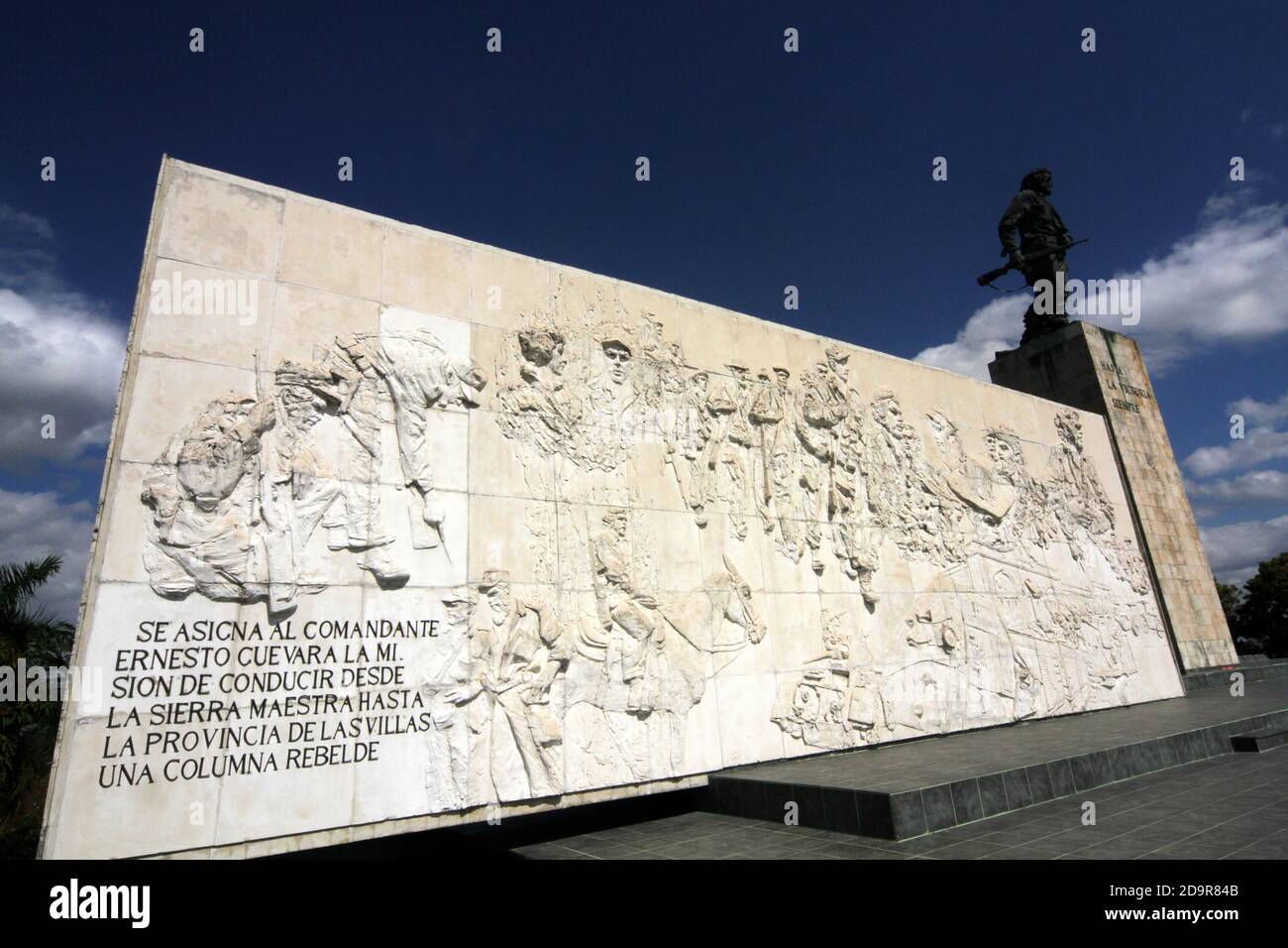 Santa Clara, Kuba. Das Che Guevara Mausoleum ist ein Denkmal in Santa Clara, Kuba, das sich auf der 'Plaza Che Guevara' befindet. Es beherbergt die Überreste des Revolutionärs Ernesto 'Che' Guevara und 29 seiner Mitstreiter, die 1967 während Guevaras Versuch, einen bewaffneten Aufstand in Bolivien anzustoßen, getötet wurden. Che Guevara ist bei diesem Denkmal eingekert Stockfoto