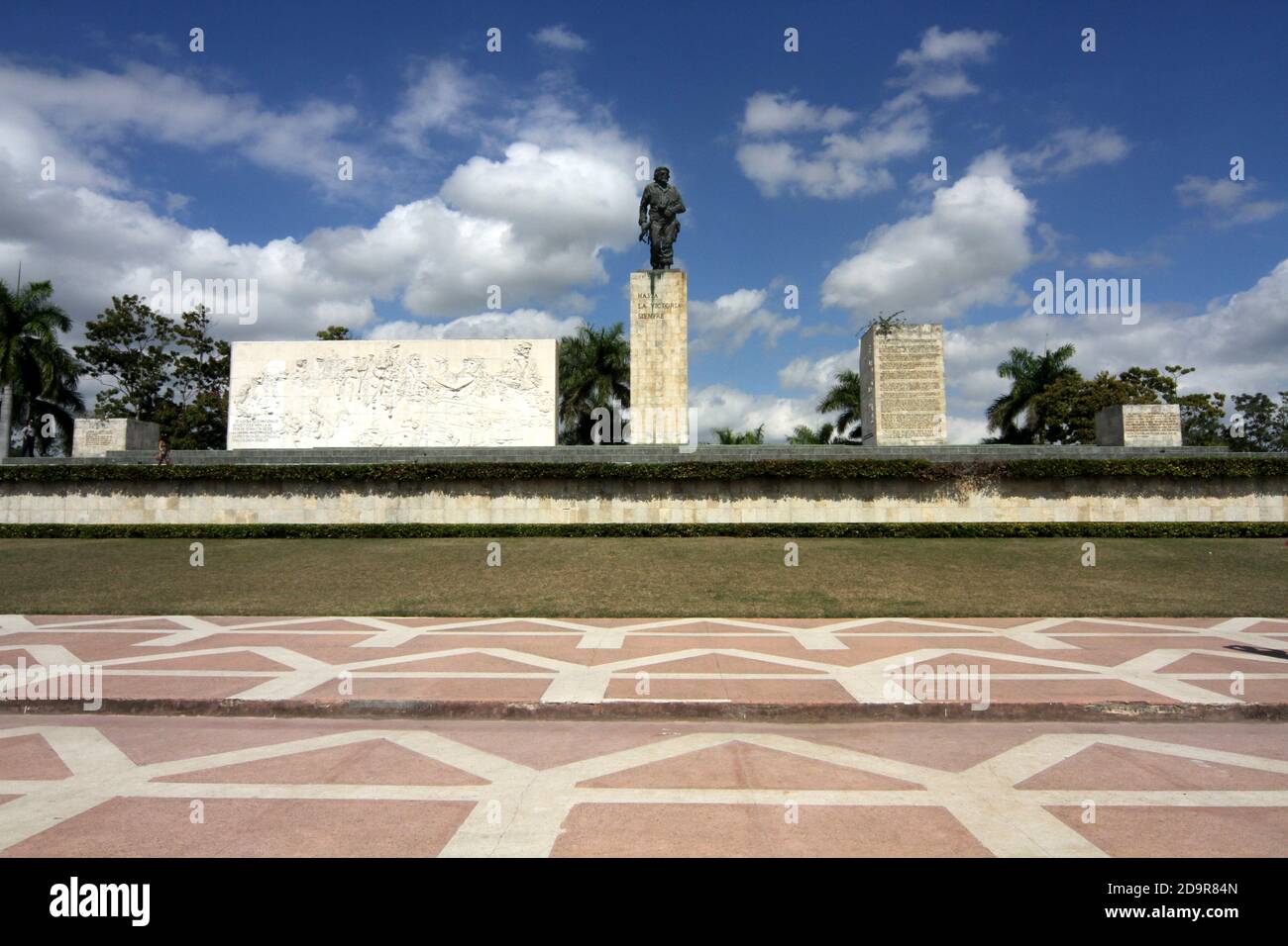 Santa Clara, Kuba. Das Che Guevara Mausoleum ist ein Denkmal in Santa Clara, Kuba, das sich auf der 'Plaza Che Guevara' befindet. Es beherbergt die Überreste des Revolutionärs Ernesto 'Che' Guevara und 29 seiner Mitstreiter, die 1967 während Guevaras Versuch, einen bewaffneten Aufstand in Bolivien anzustoßen, getötet wurden. Che Guevara ist bei diesem Denkmal eingekert Stockfoto