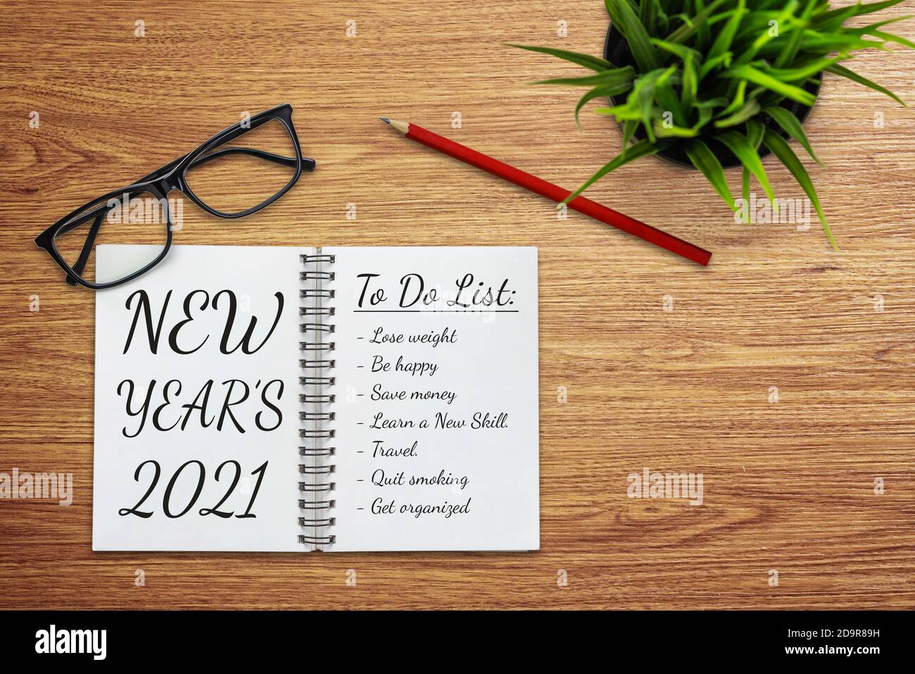 2021 Happy New Year Resolution Goal List - Geschäftsbüro Schreibtisch mit handgeschriebendem Notizbuch über die Planauflistung von Ziele für das neue Jahr und Stockfoto