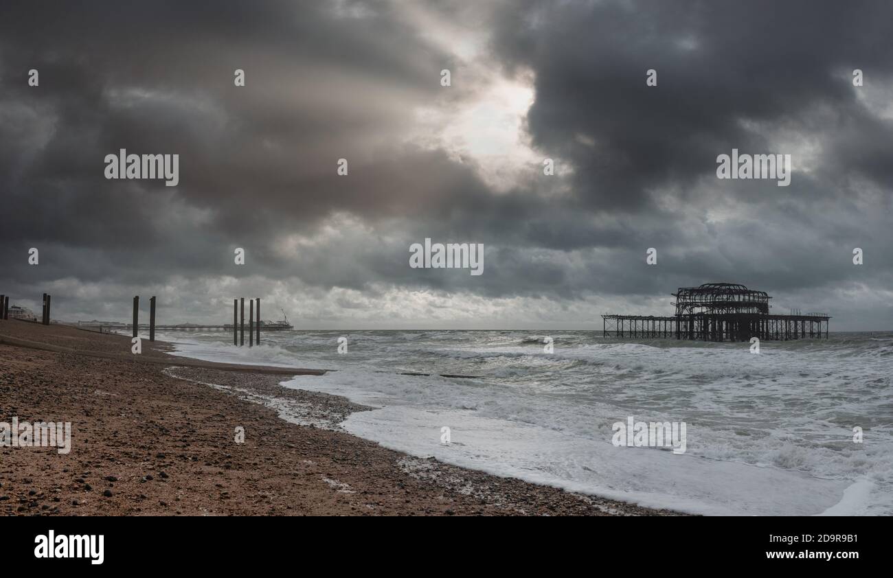 Brighton's steinige Strandlandschaft und West Pier Ruinen, England Stockfoto