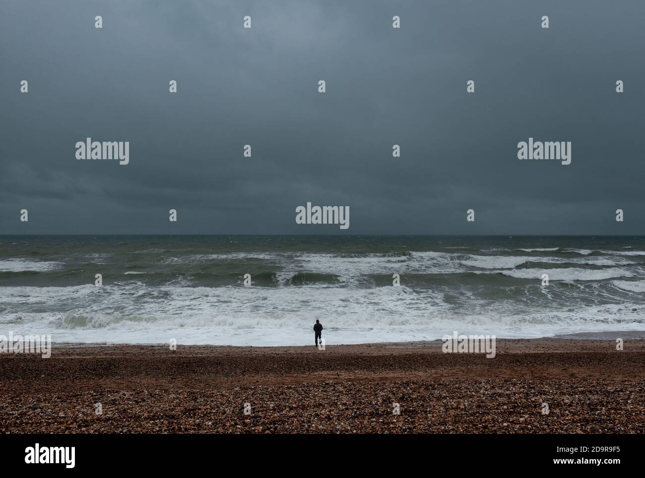 Eine einzige Mann Silhouette am Meer, Brighton, England Stockfoto