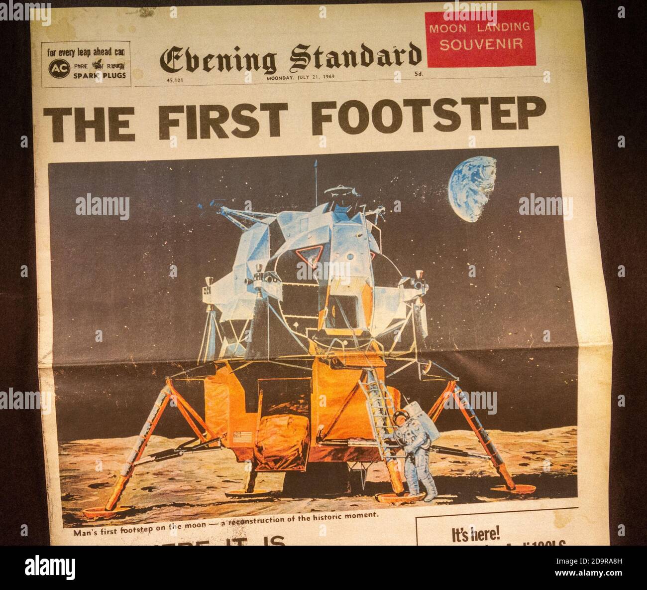 Titelseite zeigt den ersten Schritt von Neil Armstrong, Apollo 11 Mondlandungen in einer Evening Standard Souvenir Zeitung (Replik), 21. Juli 1969. Stockfoto