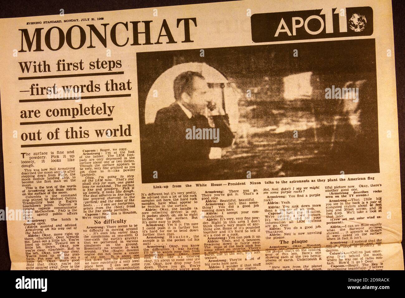 Im Inneren einer Evening Standard Souvenir Zeitung (Nachbildung) für die Apollo 11 Mondlandungen am 21. Juli 1969. Stockfoto