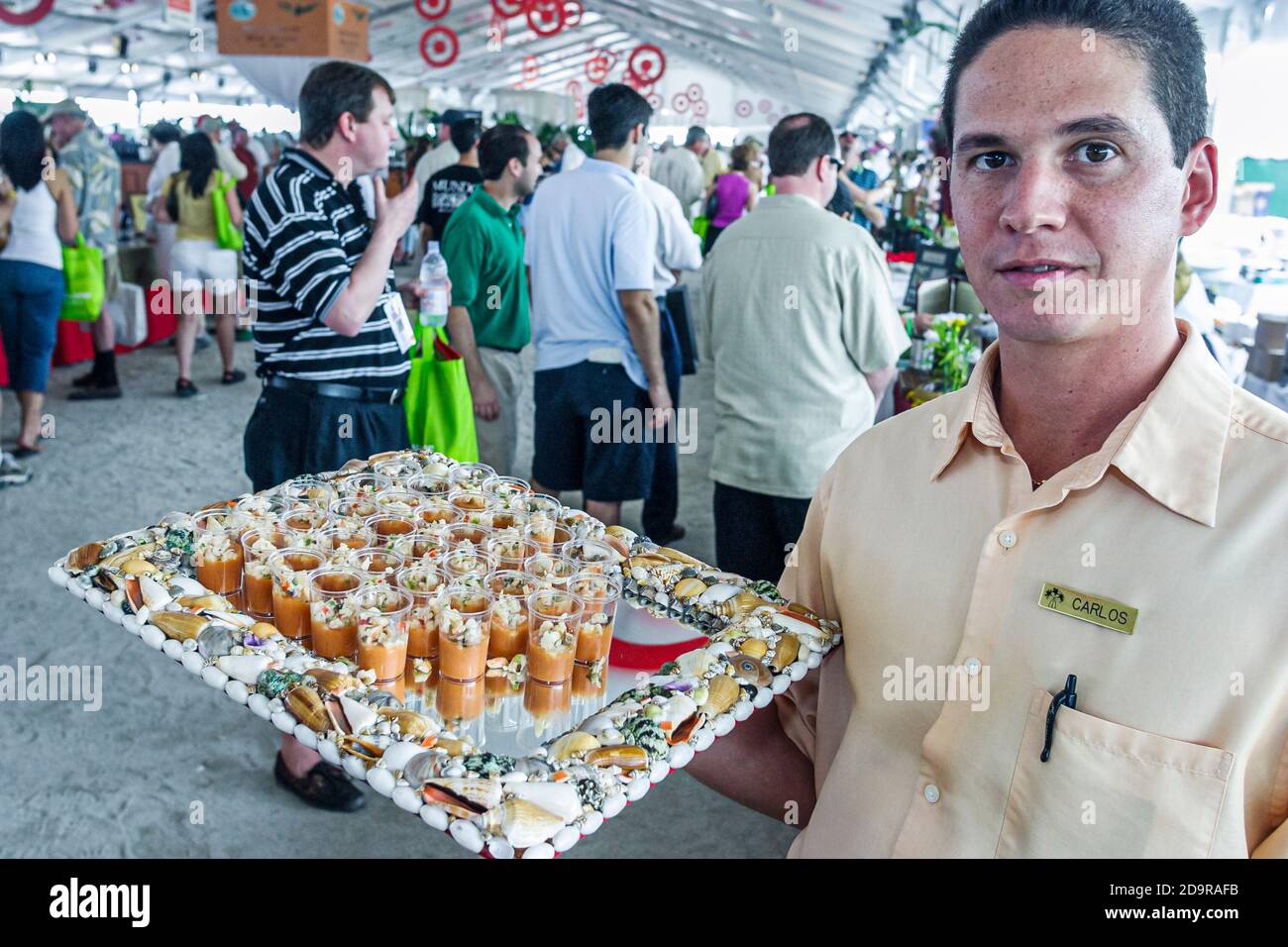 Miami Beach, Florida, Wein- und Lebensmittelfestival, jährliche Verkostung von Promi-Köchen, Gourmet-Speisen, kostenlose Proben, Serversablett mit Hor d'ouvres, Stockfoto