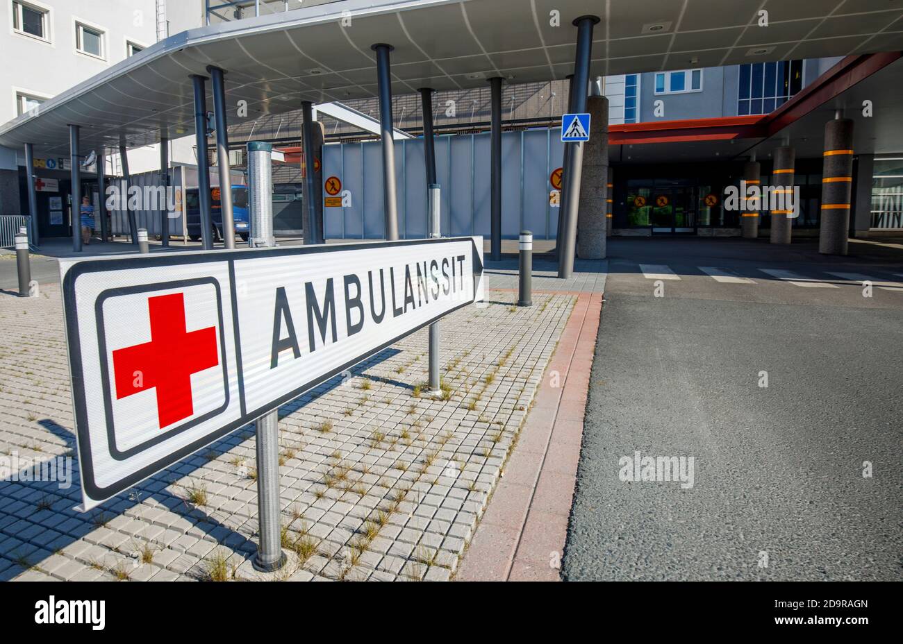 Finnisches Schild, das Krankenwagen zum Eingang der ersten Hilfe in Kuopion Yliopistollinen Sairaala (KYS, Kuopio Universitätskrankenhaus), Finnland führt Stockfoto