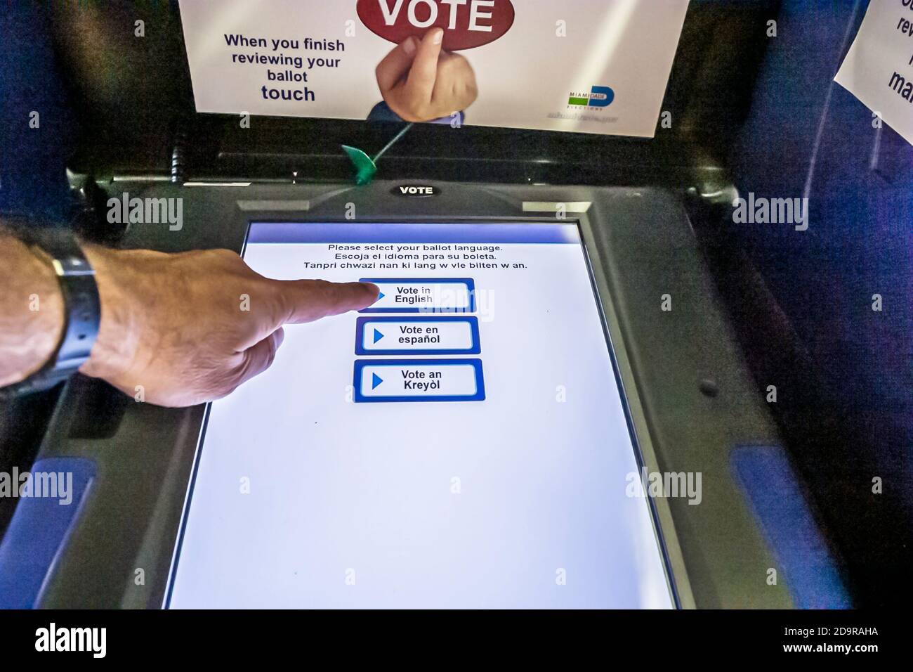 Miami Beach, Florida, demokratischer Primärtag, elektronische Wahlmaschine beleuchteter Touchscreen, Stimme Englisch Spanisch Kreolisch mehrere Sprachen, Stockfoto