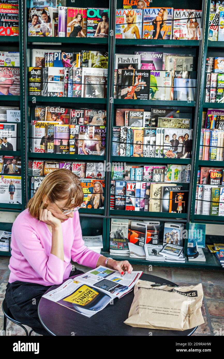 Miami Florida, Coral Gables Bücher & Bücher, Zeitschriften Verkauf Display, Frau weibliche Lesung liest, Stockfoto