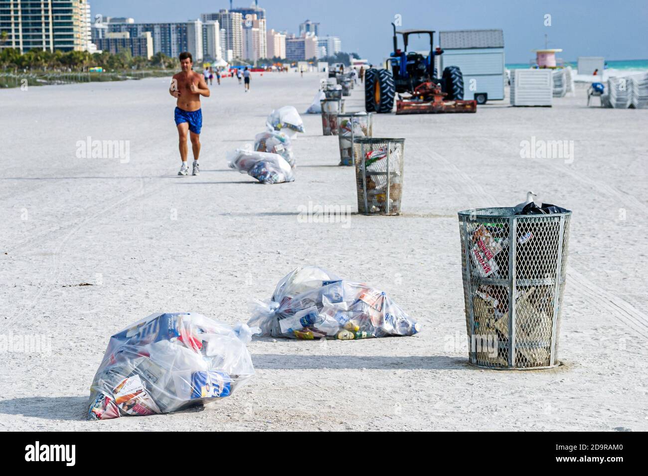 Miami Beach Florida, Atlantikküste, sammelte Müll öffentliche Strandtaschen, Stockfoto