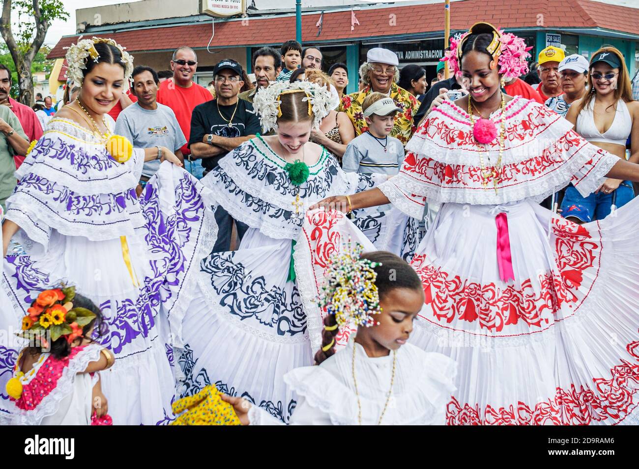 Miami Florida, Little Havana, Calle Ocho Festival jährliche Veranstaltung, hispanische schwarze Mädchen Darsteller tragen Panama nationale Kleidung Kostüme Tänzer Stockfoto