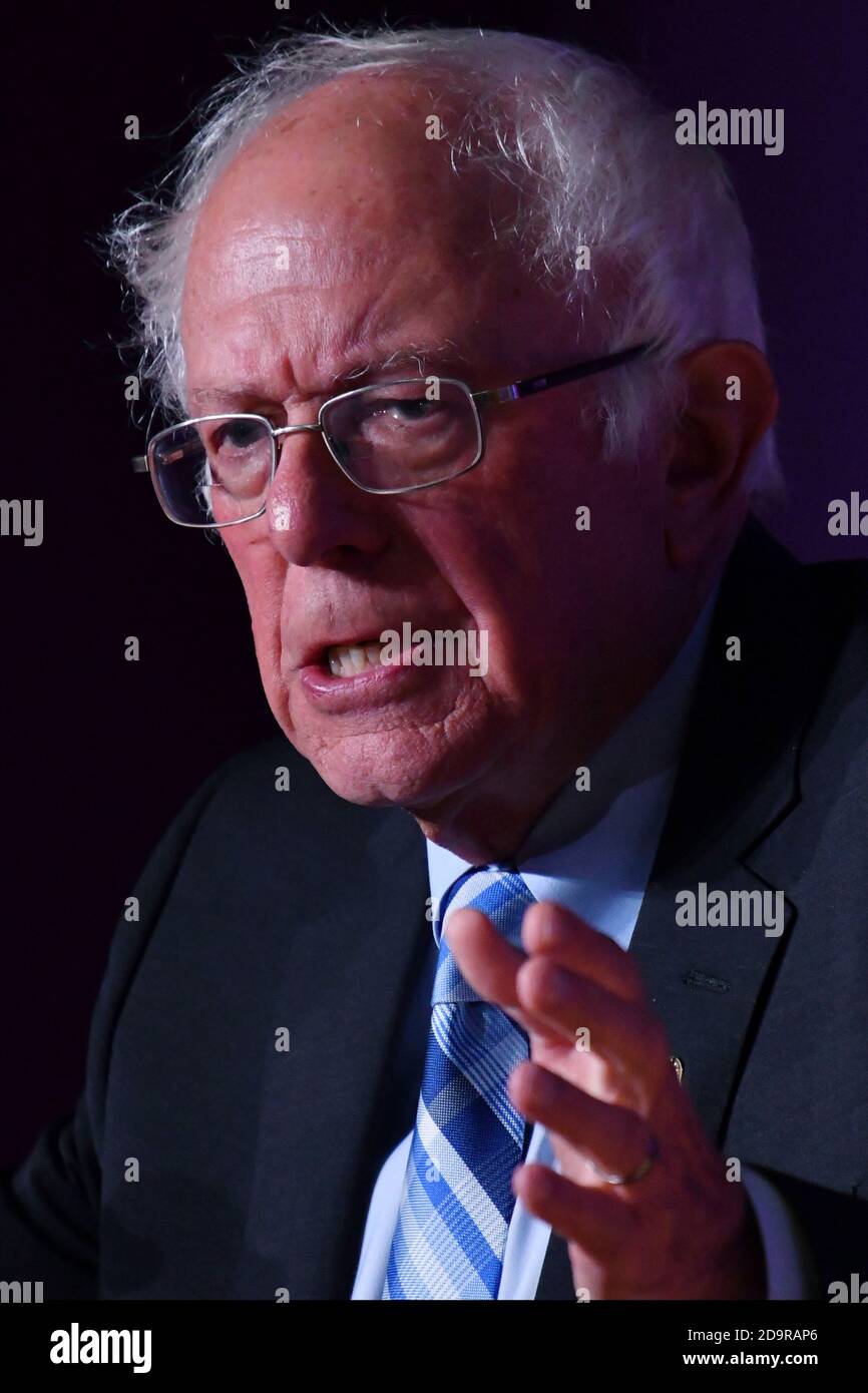 Der hoffnungsvolle Senator des demokratischen Präsidenten Bernie Sanders antwortet auf eine Publikumsfrage während des Second Step Criminal Justice Forum am Benedict College am 26. Oktober 2019 in Columbia, South Carolina. Stockfoto