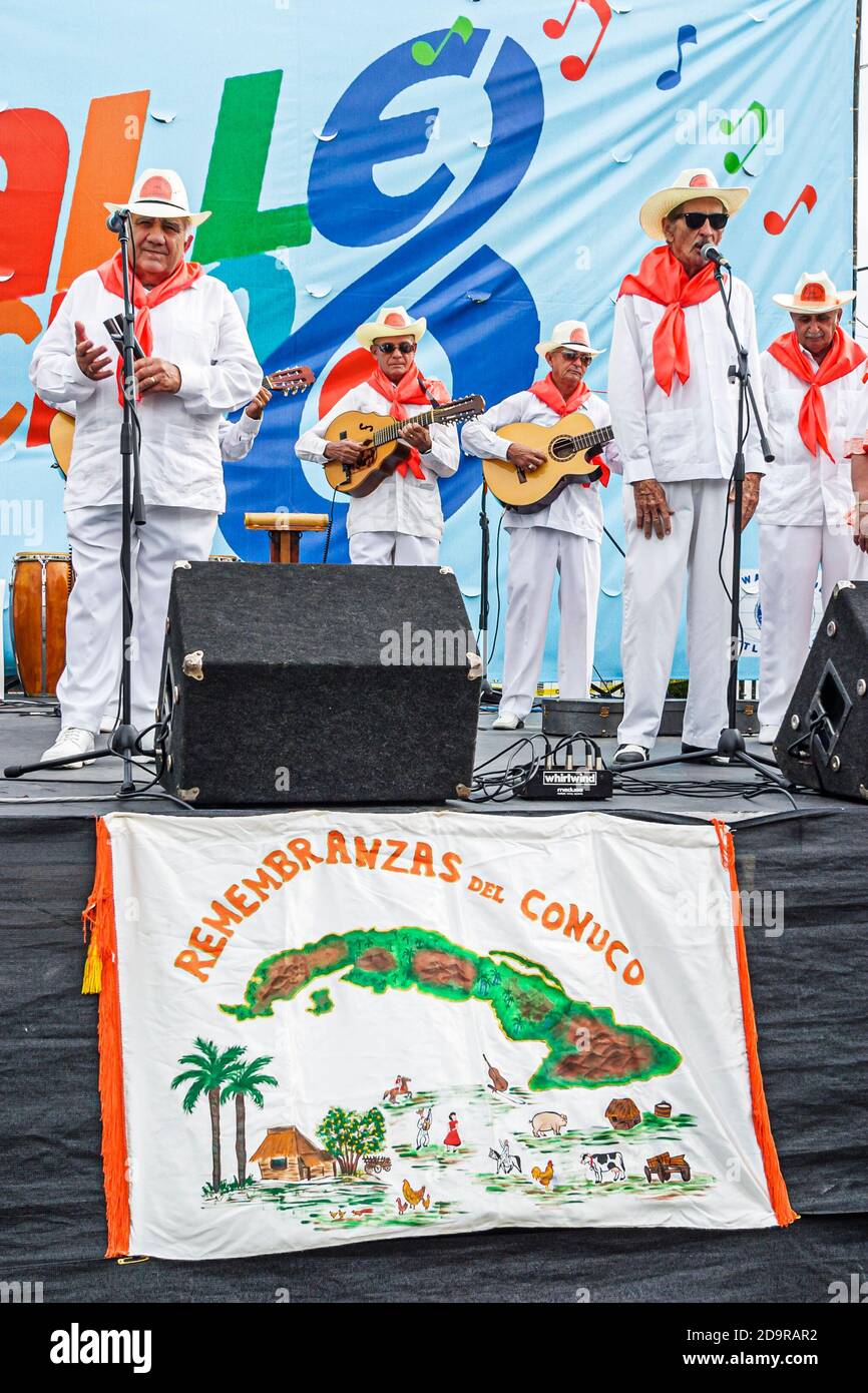 Miami Florida, Little Havana, Calle Ocho Festival, jährliche Veranstaltung hispanische Einwanderer Dominikanische Künstler Mann Männer Musiker, spielen Gitarre Gitarre sta Stockfoto
