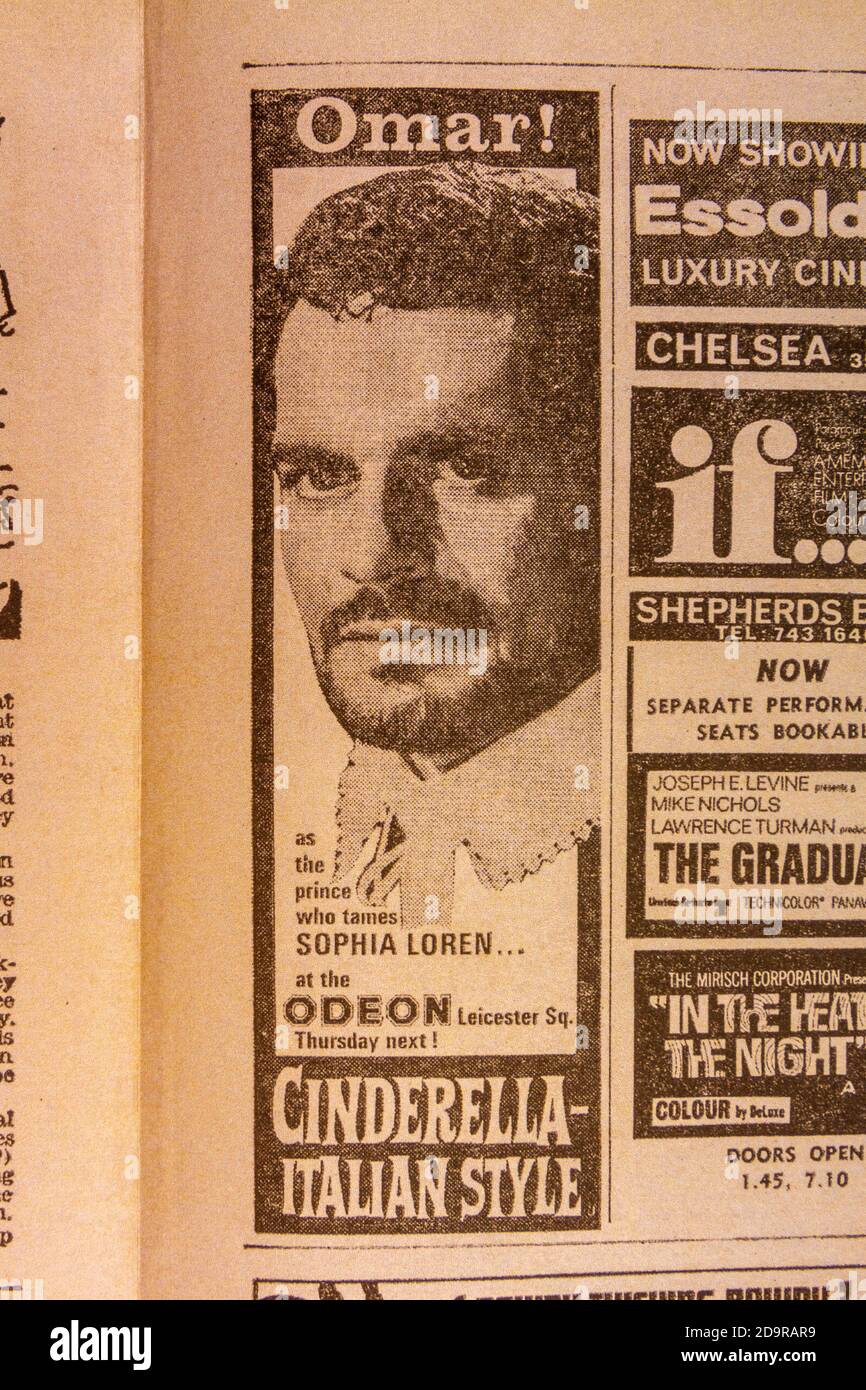 Werbung für Cinderella-Italian Style mit Omar!, Evening Standard Souvenir Zeitung (Replik) für die Apollo 11 Mondlandungen am 21. Juli 1969. Stockfoto