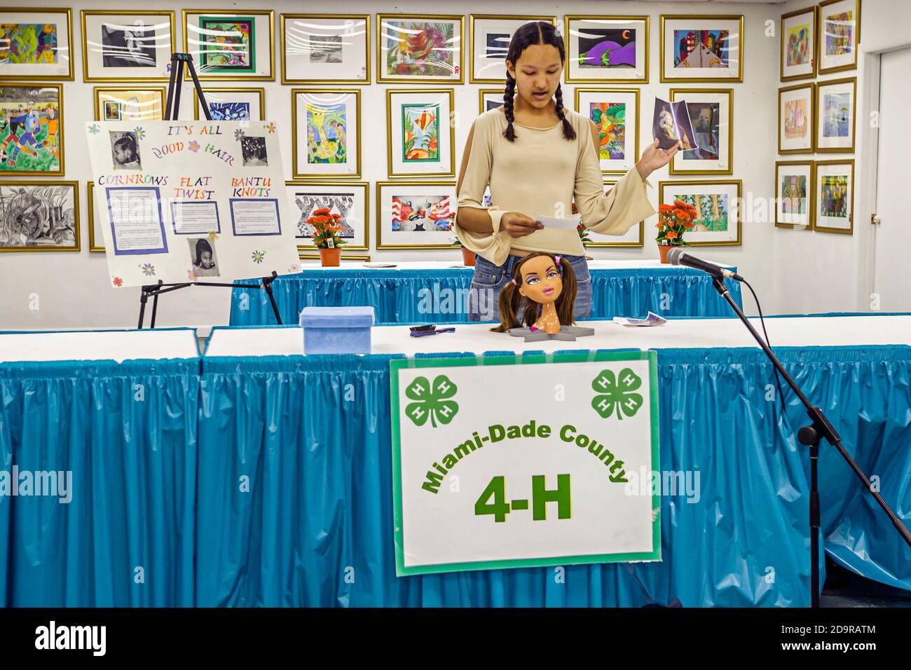 Miami Florida, Dade County Fair & Exposition, jährliche Veranstaltung Jugendprogramme Ausstellungen 4-H Club, öffentlich sprechende Wettbewerb Teenager Student Mädchen macht Stockfoto