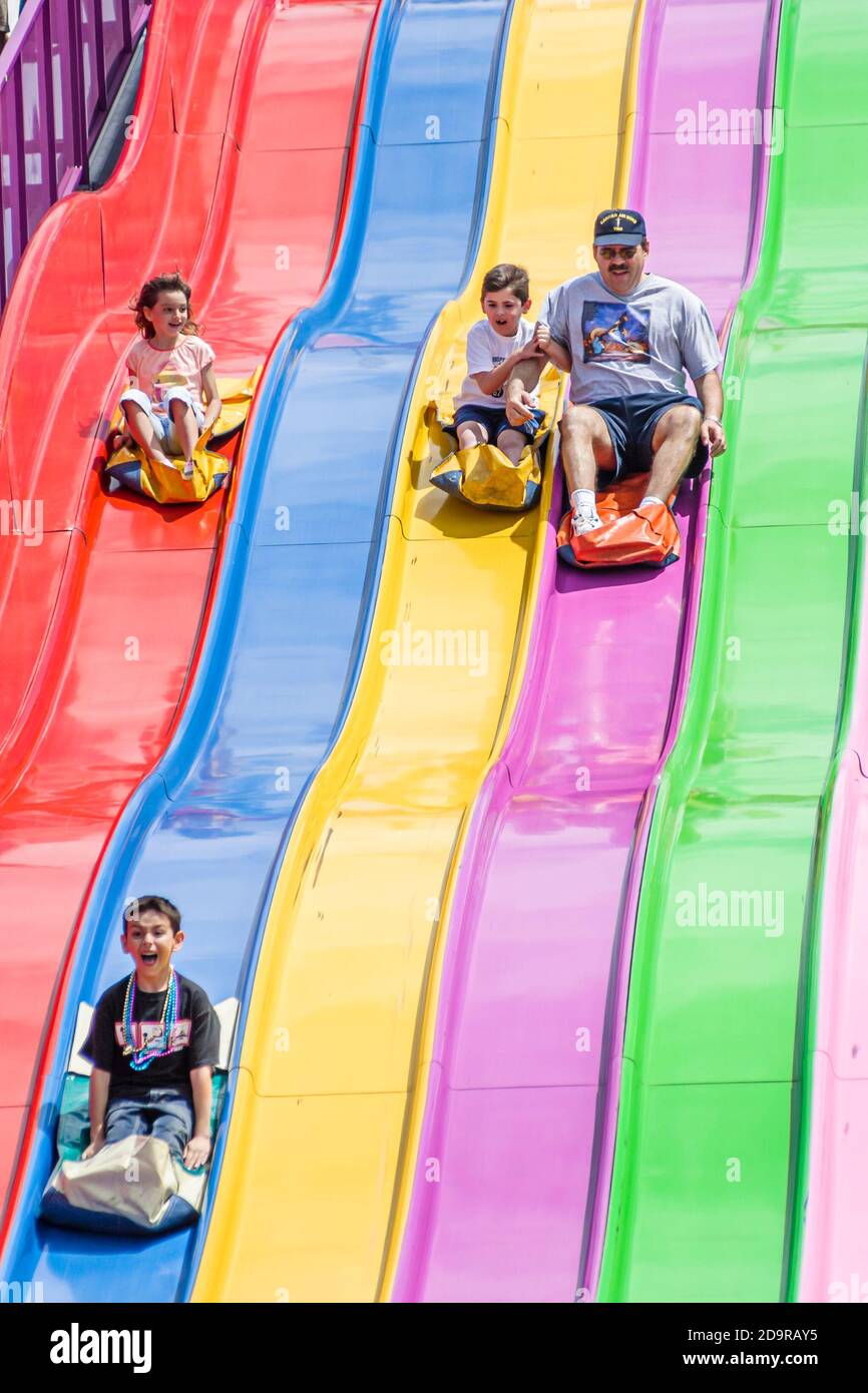 Miami Florida, Dade County Fair & Exposition, jährlicher Karneval Midway Slide Ride junge Mädchen Vater Mann Familie rutscht, hispanisch unten reiten, Stockfoto