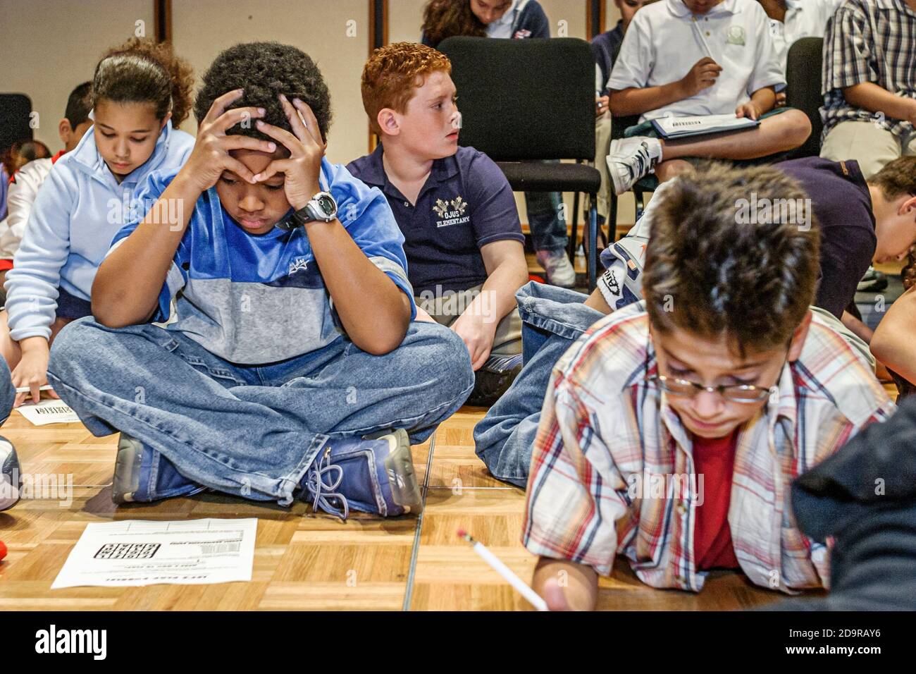 Miami Florida, Dade Monroe County Spelling Bee, jährliche Veranstaltung Wettbewerb Studenten studieren Wörter während der Pause, Schwarzafrikanisch Hispanic Asian Stockfoto