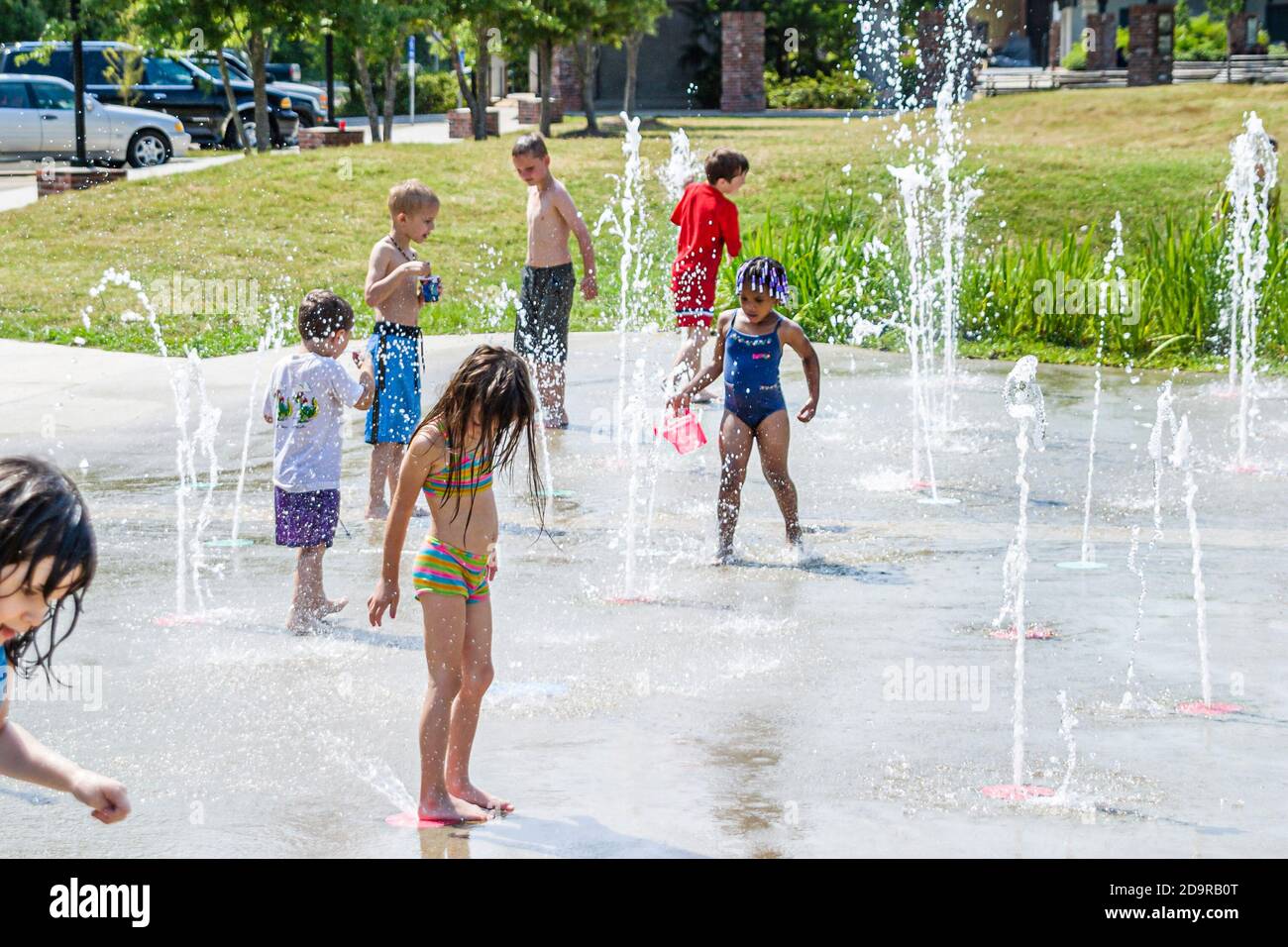 Louisiana Northshore, Mandeville, Kinder Kinder jungen Mädchen spielen interaktive Bodensprühbrunnen, in der Nähe von Tammany Trace, Stockfoto