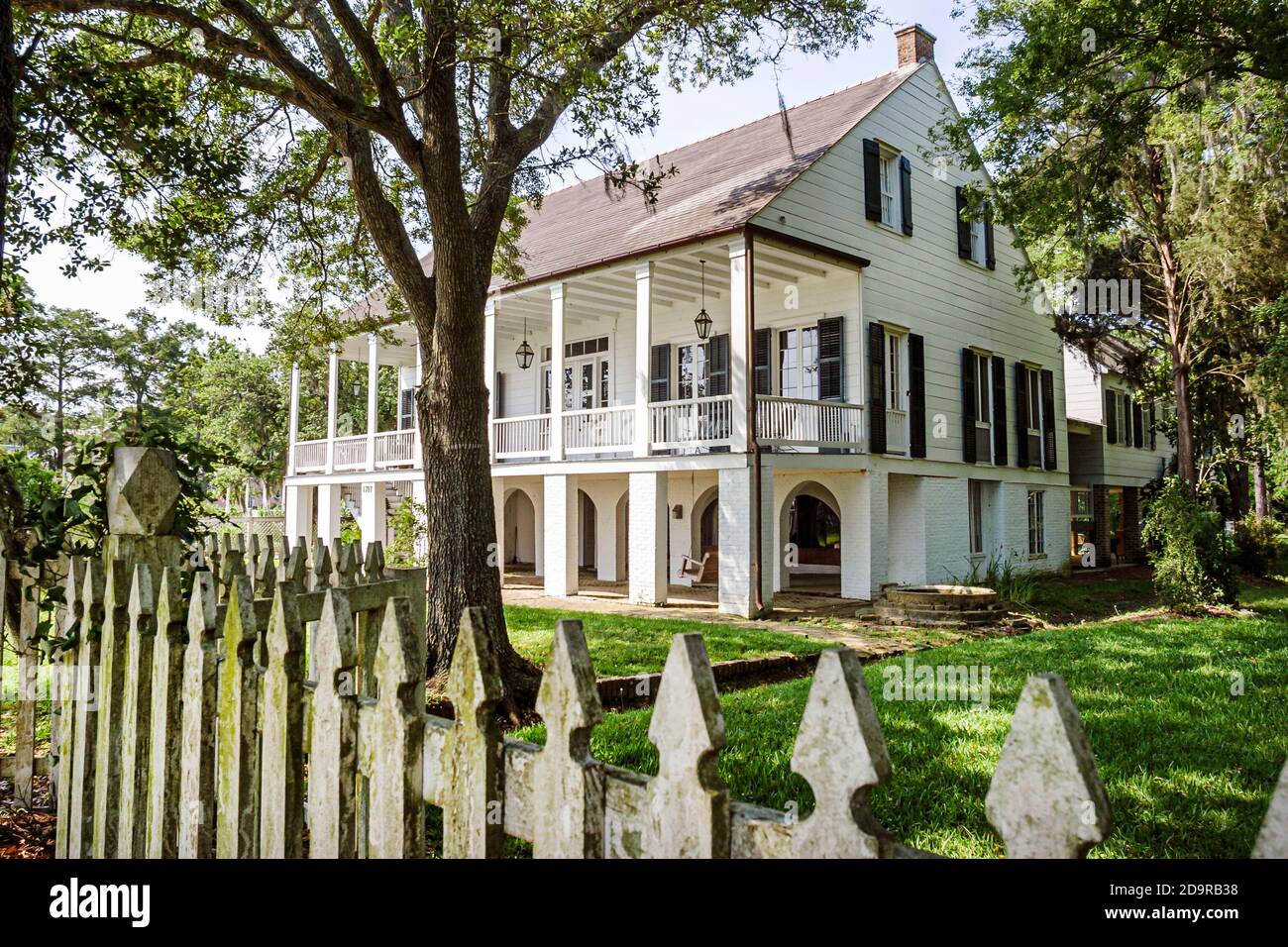 Louisiana Northshore, Mandeville Lakeshore Drive, historisches privates Haus vor der Veranda Pfostenzaun Stockfoto