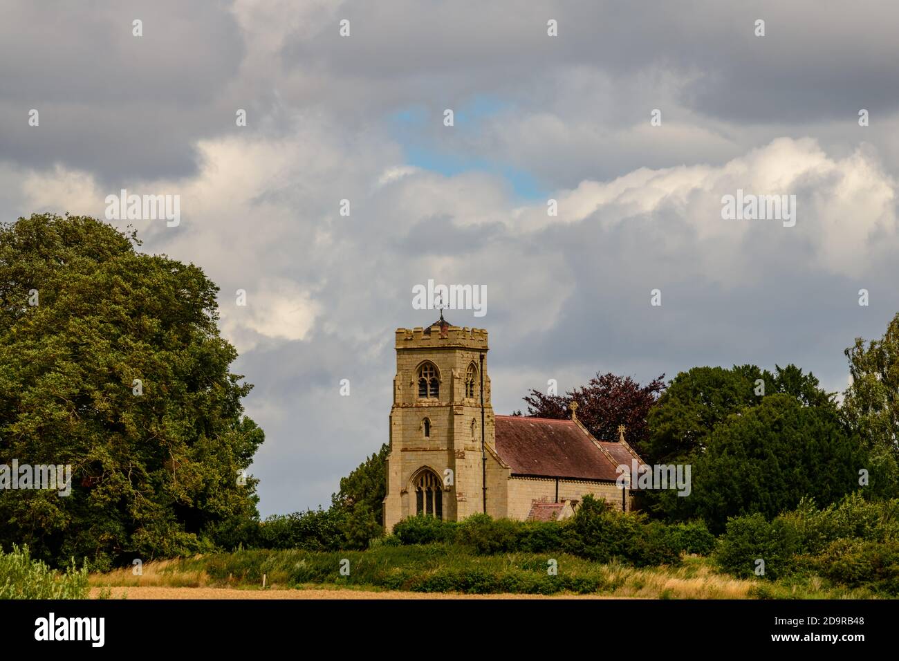 Englische Steinkirche in Uppington Shropshire über Maisfeld gesehen Stockfoto