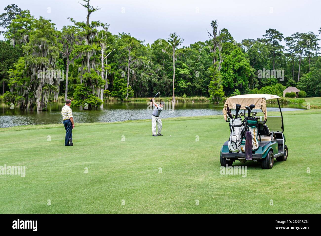 Louisiana Northshore, Mandeville, Beau Chene Country Club Golf Course Golfer spielen Karren, Stockfoto
