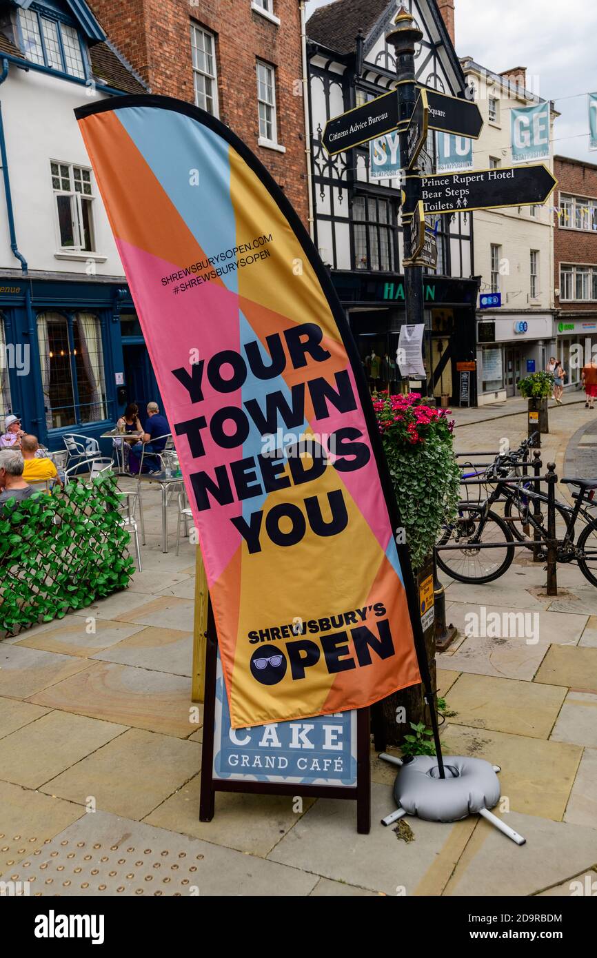 Schild, auf dem steht, dass Ihre Stadt Sie in Shrewsbury High Street, Shropshire, West Midlands vor einem leeren Einkaufszentrum braucht Stockfoto