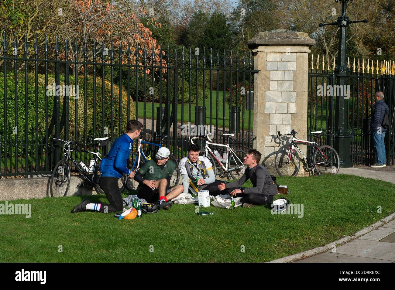 Windsor, Berkshire, Großbritannien. November 2020. Bier Uhr für vier Radfahrer am 3. Tag der zweiten Covid-19 Coronavirus-Sperre in England. An einem der geschäftigsten Tage seit der Hochzeit von Prinz Harry mit Meghan Markle waren heute Hunderte von Menschen auf dem langen Spaziergang in Windsor unterwegs. Quelle: Maureen McLean/Alamy Live News Stockfoto