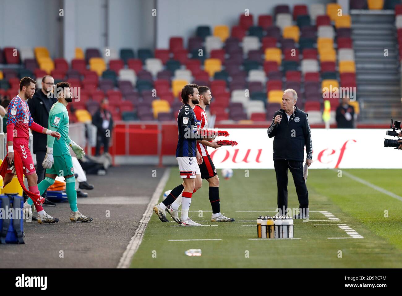 Brentford Community Stadium, London, Großbritannien. November 2020. English Football League Championship Football, Brentford FC gegen Middlesbrough; Jonathan Howson und George Saville von Middlesbrough gehen mit einem Mohnkranz auf den Platz Credit: Action Plus Sports/Alamy Live News Stockfoto