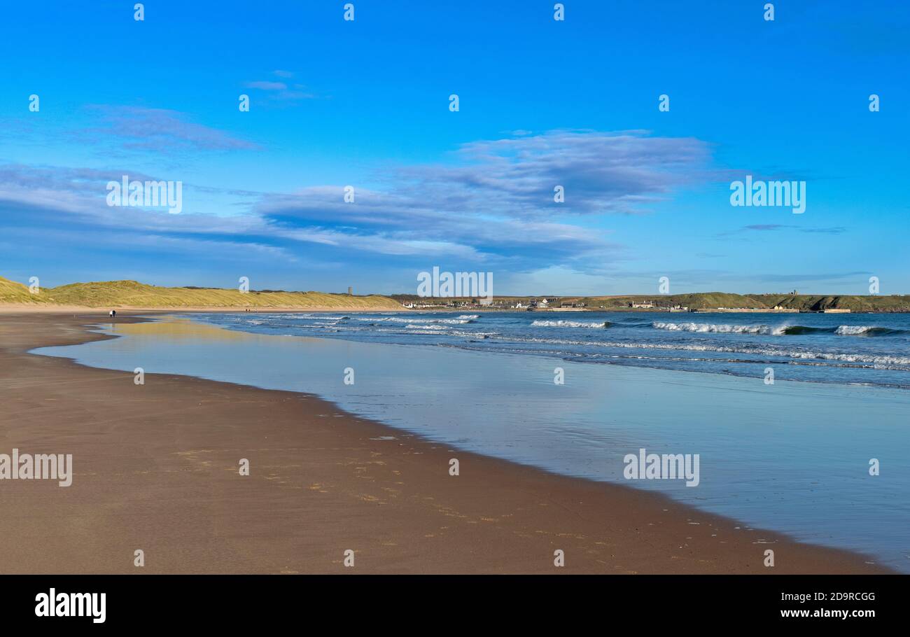 CRUDEN BAY ABERDEENSHIRE SCHOTTLAND BLAUES MEER UND HIMMEL ÜBER DEM WEITLÄUFIGER SANDSTRAND Stockfoto